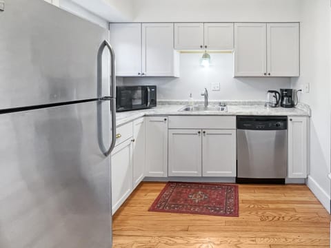 Entire Duplex 4br2ba Sleeps 8 Near Drake Uni House in Des Moines