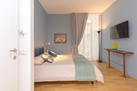Bed, TV and multimedia, Photo of the whole room, Bedroom