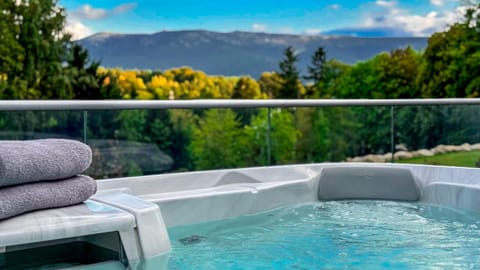 Hot Tub, Balcony/Terrace, Mountain view, Mountain view, towels