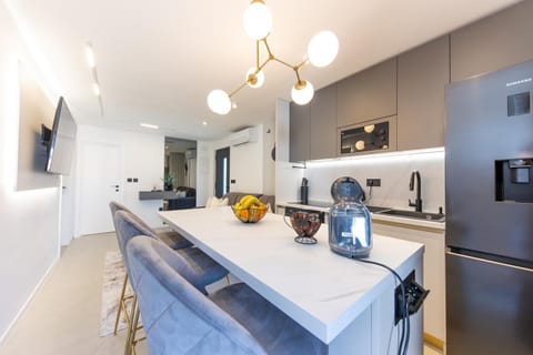 TV and multimedia, Kitchen or kitchenette, Dining area, dishwasher, minibar, oven, stove, toaster