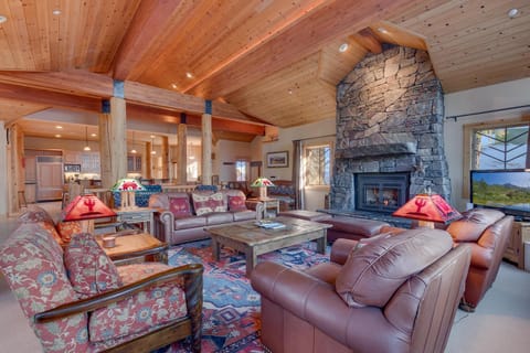 Sundance Lodge -Mountain Home w Views of Palisades - Ski Shuttle, Pets okay! House in Palisades Tahoe (Olympic Valley)
