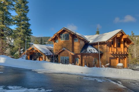 Sundance Lodge -Mountain Home w Views of Palisades - Ski Shuttle, Pets okay! House in Palisades Tahoe (Olympic Valley)