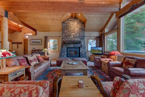 Sundance Lodge -Mountain Home w Views of Palisades - Ski Shuttle, Pets okay! House in Palisades Tahoe (Olympic Valley)