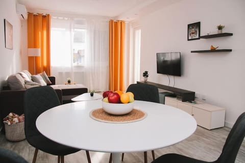 TV and multimedia, Living room, Seating area, Dining area, Evening entertainment