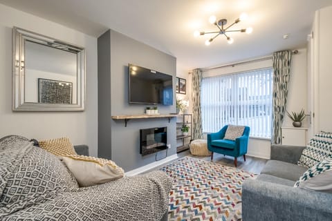Communal lounge/ TV room, TV and multimedia, Living room, Seating area, Evening entertainment