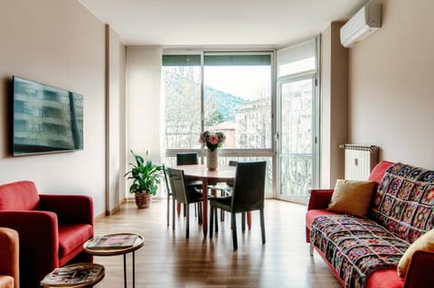 TV and multimedia, Living room, Seating area, Dining area, Mountain view