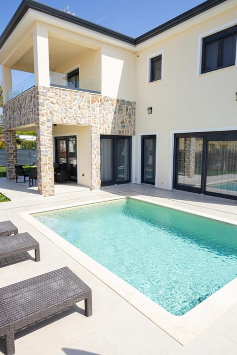 Property building, Patio, Day, Pool view, Swimming pool, sunbed
