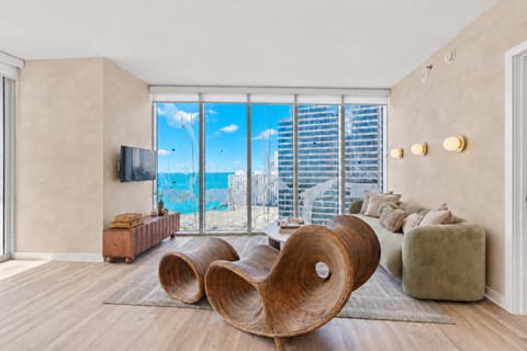 View (from property/room), View (from property/room), Living room, City view, City view, Sea view, Sea view
