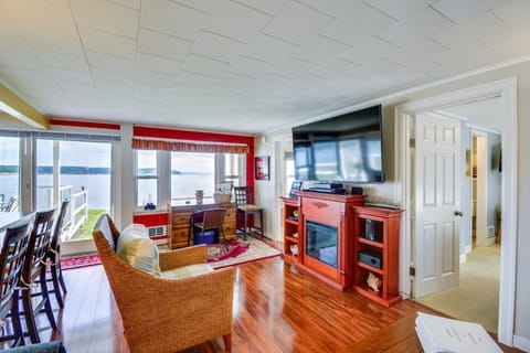 Bayfront Port Hadlock Retreat with Grill and Deck! House in Marrowstone Island