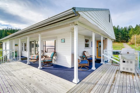 Bayfront Port Hadlock Retreat with Grill and Deck! House in Marrowstone Island