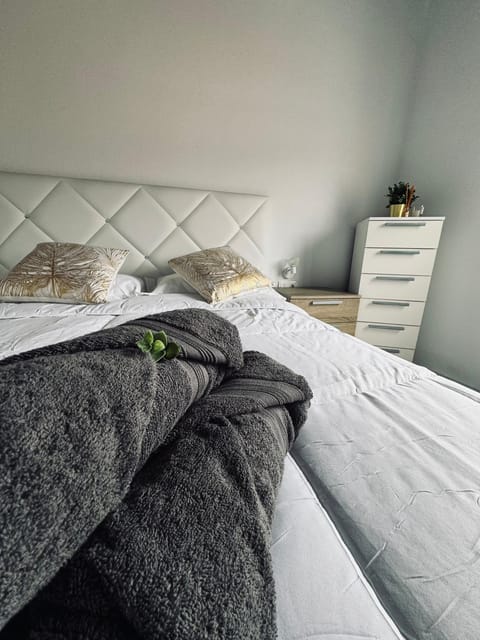 Bed, Photo of the whole room, Bedroom, towels