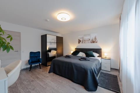 Bed, Photo of the whole room, Seating area, Bedroom