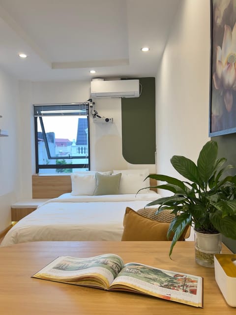Bed, TV and multimedia, View (from property/room), Photo of the whole room, Seating area, Bedroom, air conditioner