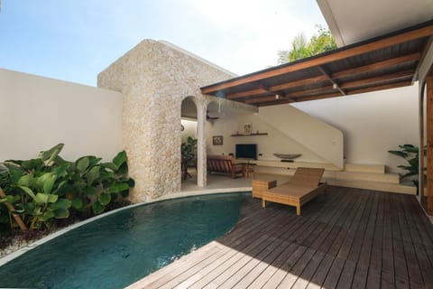 Property building, Patio, Pool view, Swimming pool, Swimming pool, sunbed