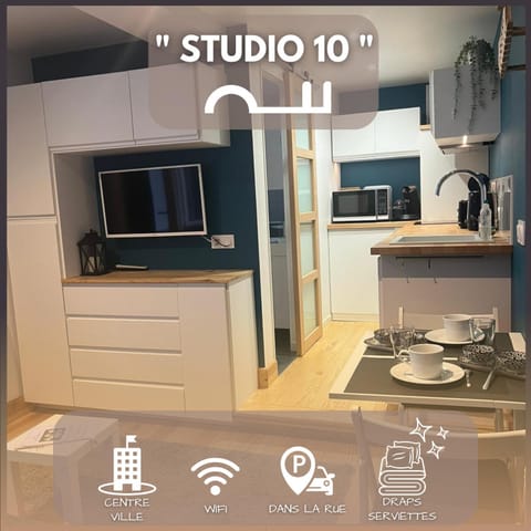 Kitchen or kitchenette, Dining area, Meals