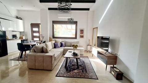 TV and multimedia, Kitchen or kitchenette, Living room, Seating area, Dining area, Evening entertainment, air conditioner