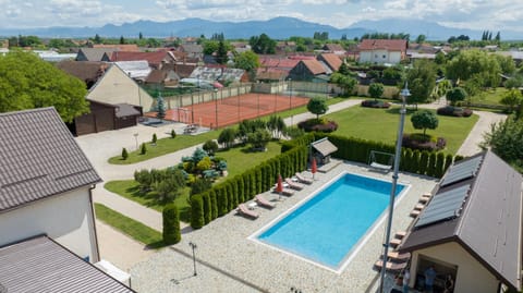 Property building, Day, Natural landscape, Bird's eye view, Mountain view, Pool view, Swimming pool, sunbed