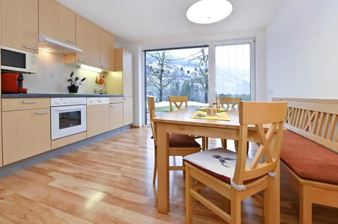 Kitchen or kitchenette, Seating area, Dining area, dishwasher, minibar, stove