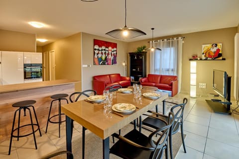 Communal lounge/ TV room, TV and multimedia, Kitchen or kitchenette, Living room, Seating area, Dining area, minibar, oven