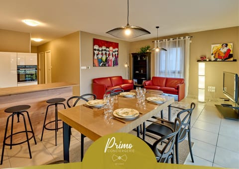 Kitchen or kitchenette, Food and drinks, Seating area, Dining area, Food, minibar, oven