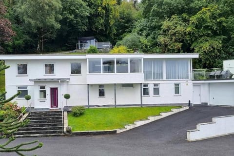 BRANTLEA Detached 4 Bed Home, Hot Tub, Lake View, Parking, Pet Friendly House in Bowness-on-Windermere
