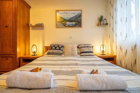 Bed, Bedroom, towels