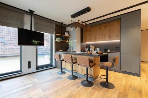 Kitchen or kitchenette, Dining area