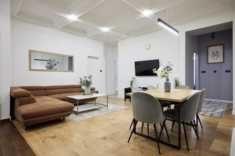 TV and multimedia, Living room, Seating area, Dining area