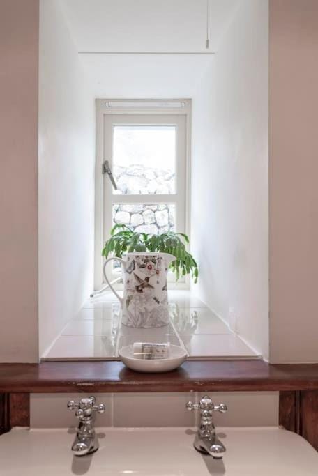 Traditional stone cottage with sea views in Snowdonia National Park House in Wales