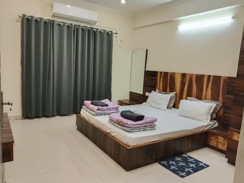 TV and multimedia, Photo of the whole room, Bedroom, flat iron, towels, air conditioner