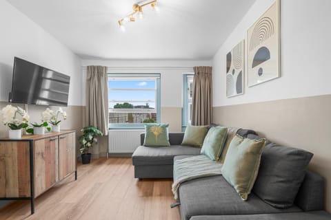 TV and multimedia, Living room, Seating area, Evening entertainment