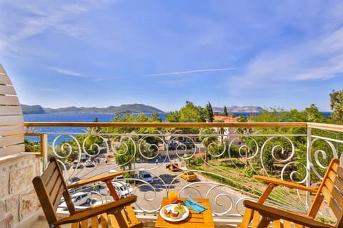 Natural landscape, Coffee/tea facilities, Balcony/Terrace, Seating area, Bedroom