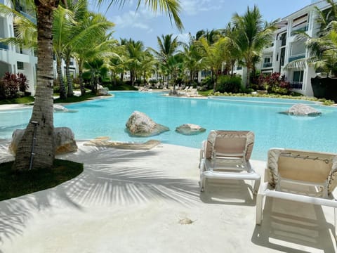 Day, Garden, Seating area, Garden view, Pool view, Swimming pool, Swimming pool, sunbed