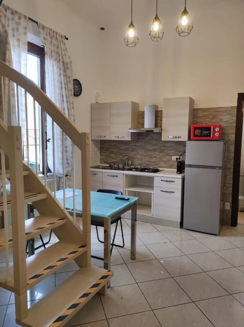 Kitchen or kitchenette, Dining area, minibar, stove