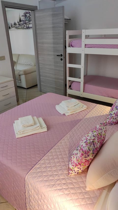 Bedroom, bunk bed
