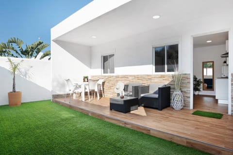 Property building, Balcony/Terrace, Living room