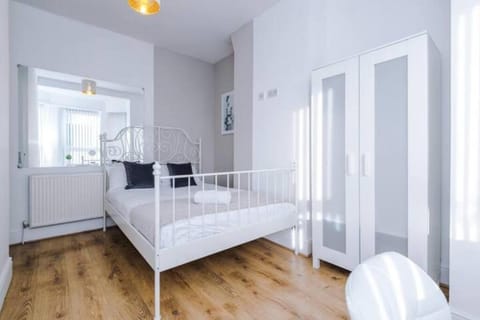 Spacious 4-Bed House Manchester House in Salford