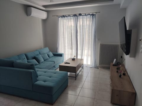 Communal lounge/ TV room, TV and multimedia, Living room, Seating area, Evening entertainment