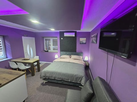 Bed, TV and multimedia, Seating area