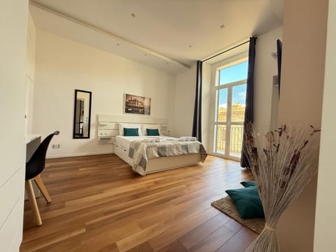 Bed, TV and multimedia, Photo of the whole room, Bedroom, towels