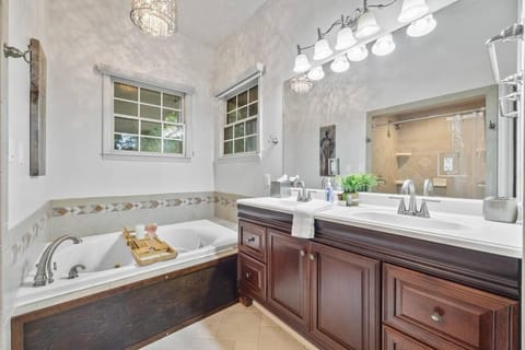 Historic College park w/ Backyard porch & patio Apartment in College Park