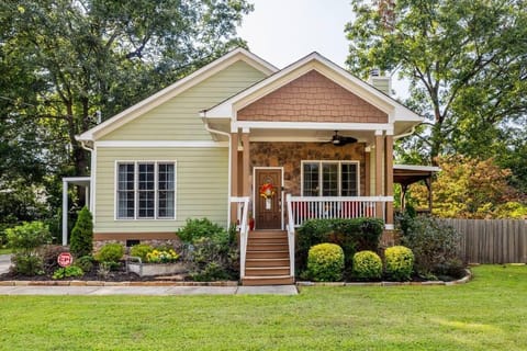 Historic College park w/ Backyard porch & patio Apartment in College Park