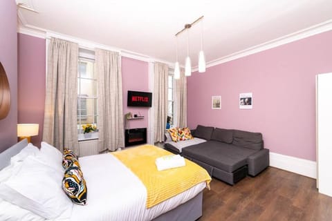 Bed, TV and multimedia, Living room, Photo of the whole room, Seating area