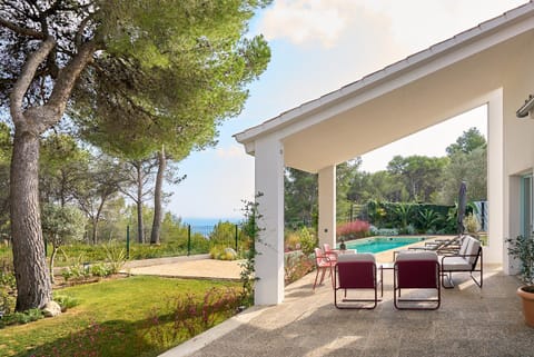 Property building, Natural landscape, Garden, Balcony/Terrace, Garden view, Sea view, Swimming pool