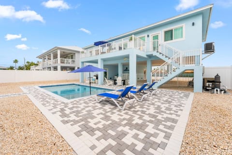 Property building, Patio, Day, Pool view, Swimming pool, sunbed