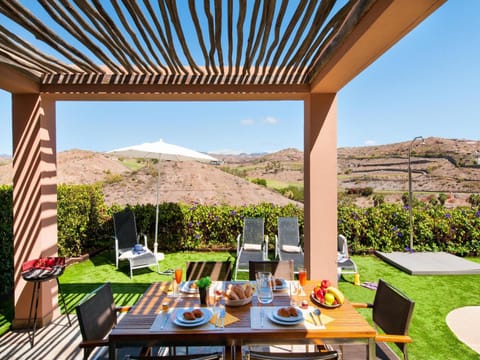 Garden, Living room, Dining area, Mountain view