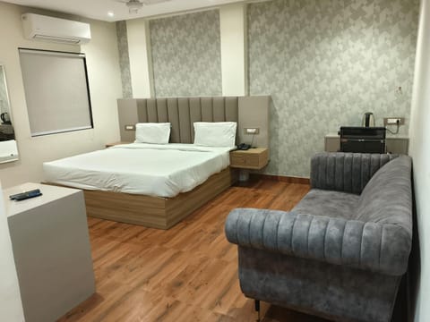 Bed, Photo of the whole room, Seating area, Bedroom