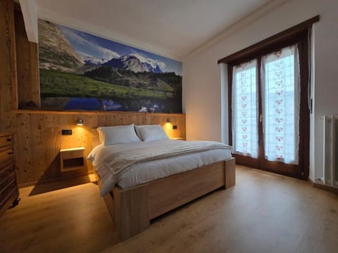 Bed, Natural landscape, Photo of the whole room, Bedroom, Mountain view