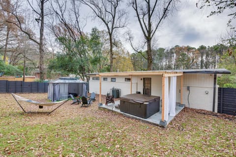 Modern Atlanta Retreat Private Hot Tub and Yard! House in Panthersville