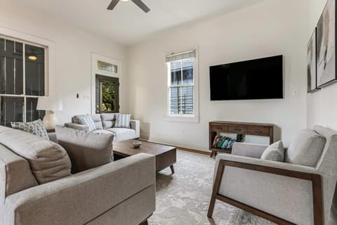 5Bed StreetCar Retreat w Outdoor Entertaining Apartment in New Orleans